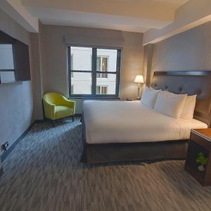 Classic 1 Queen Bed